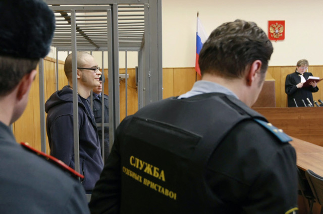 Подсудимый Максим Марцинкевич (слева на втором плане) во время оглашения приговора по делу Марцинкевича и Зуева, обвиняемых в разжигании межнациональной розни
