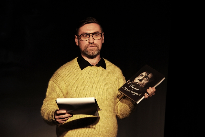 Алексей Храбсков, художественный руководитель Ульяновского Молодёжного театра с книгой о Мастере. 