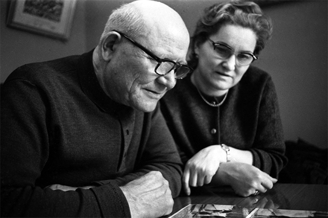 Иван Степанович Конев с женой Антониной Васильевной у себя дома. 1967 год.