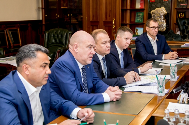 Дмитрий Тулеев на совещании в областной администрации в 2018 г. (второй слева)