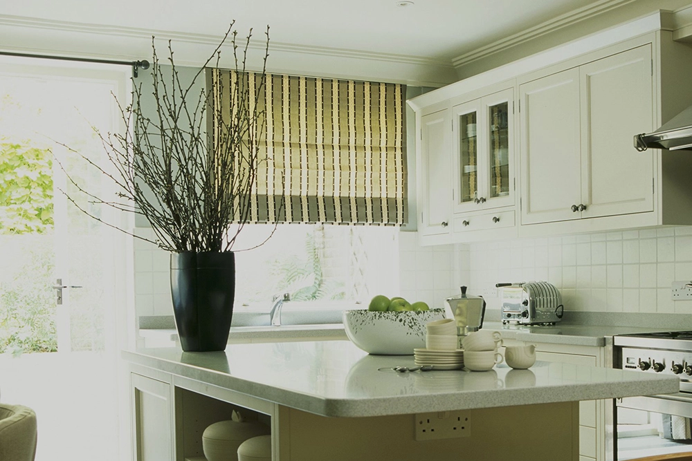 Все о домашнем текстиле как выбрать шторы, скатерти и пледы. На фото: кухонные шторы