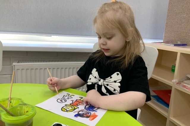 Как и многие дети с аутизмом, Саша хорошо рисует.