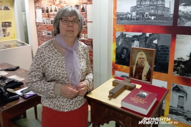 Анна Усманова готова рассказывать о каждом экспонате.