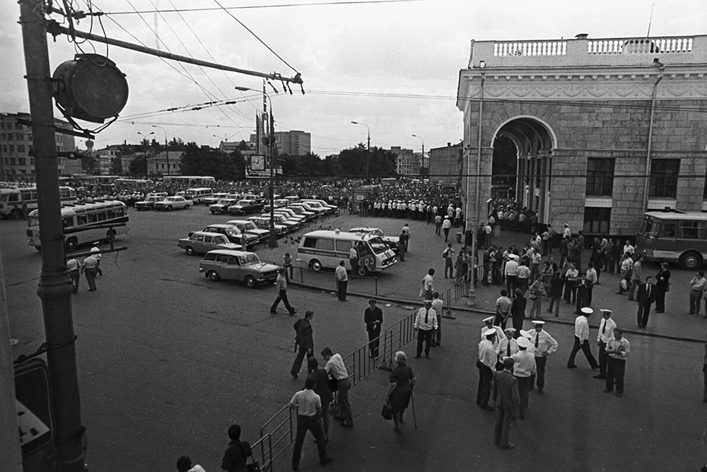 Оцепление и усиленные меры безопасности на Таганской площади в Москве в день похорон советского актера театра и кино, поэта и певца Владимира Высоцкого 28 июля 1980 года. Родственники, близкие, друзья и местные жители направляются на гражданскую панихиду и церемонию прощания в Театр на Таганке.