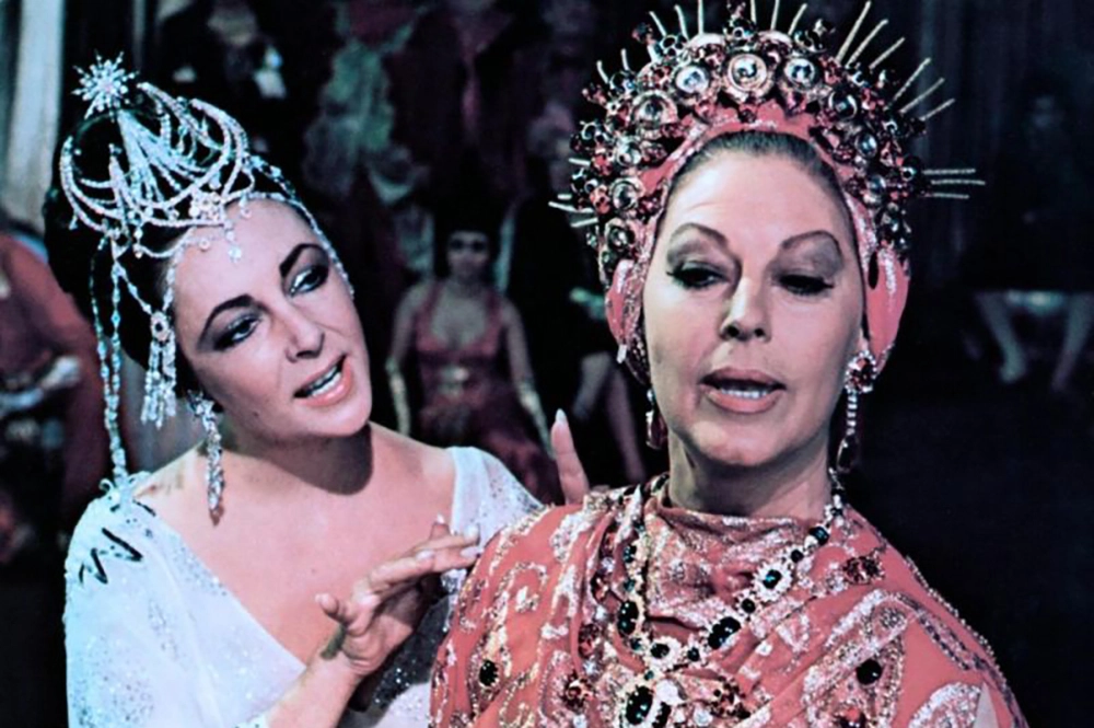 Элизабет Тейлор, Ава Гарднер. Кадр из фильма «Синяя птица» (1976)