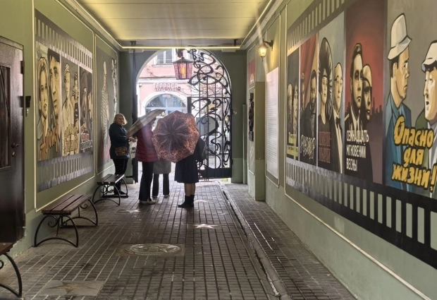 Переулок - одно из любимых мест туристов.