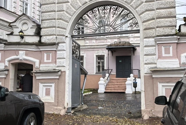 Сейчас рядом со зданием паркуются.