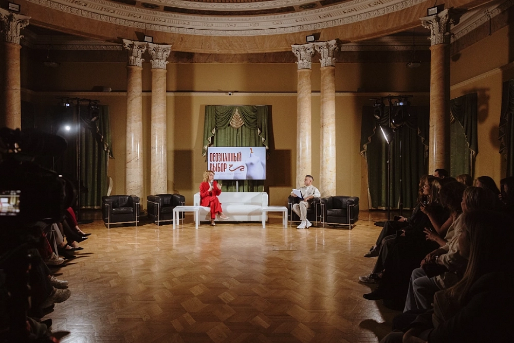 Главный врач Профессорской клиники эндокринологии и диабета, кандидат медицинских наук Олеся Гурова и ведущий Михаил Байкенич.