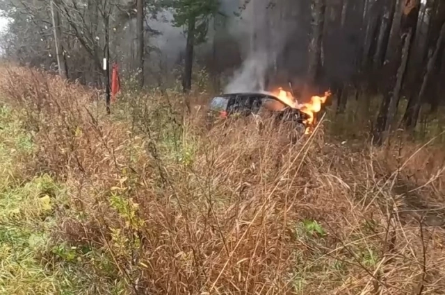 Во время ДТП автомобиль загорелся.