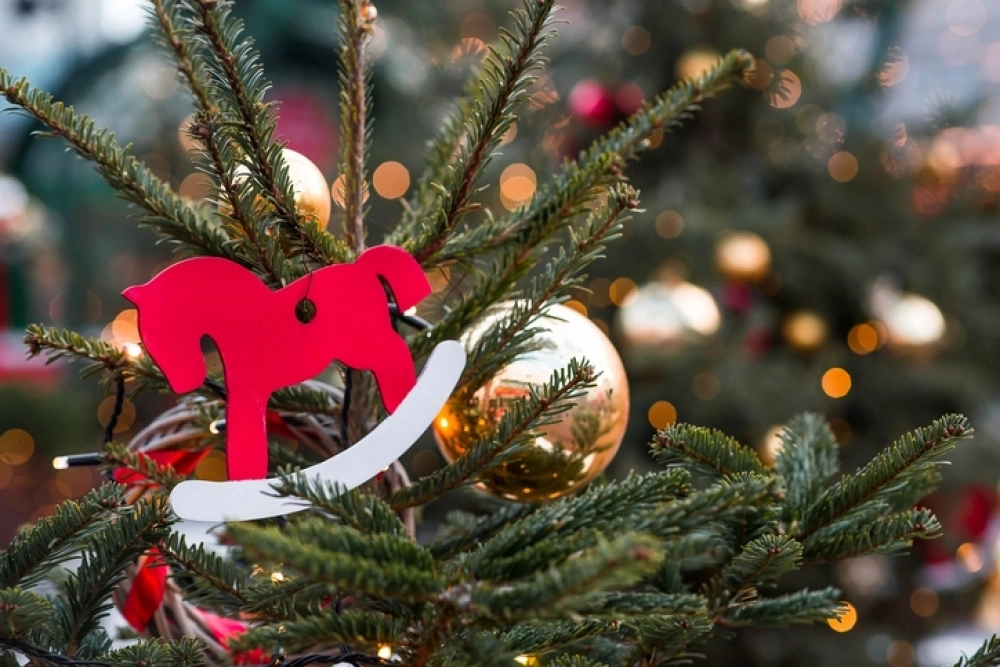 Символ года ценит естественность, поэтому выбирайте игрушки с выразительной фактурой: матовые стеклянные шары, фигурки из дерева, керамики, войлока или бумаги.