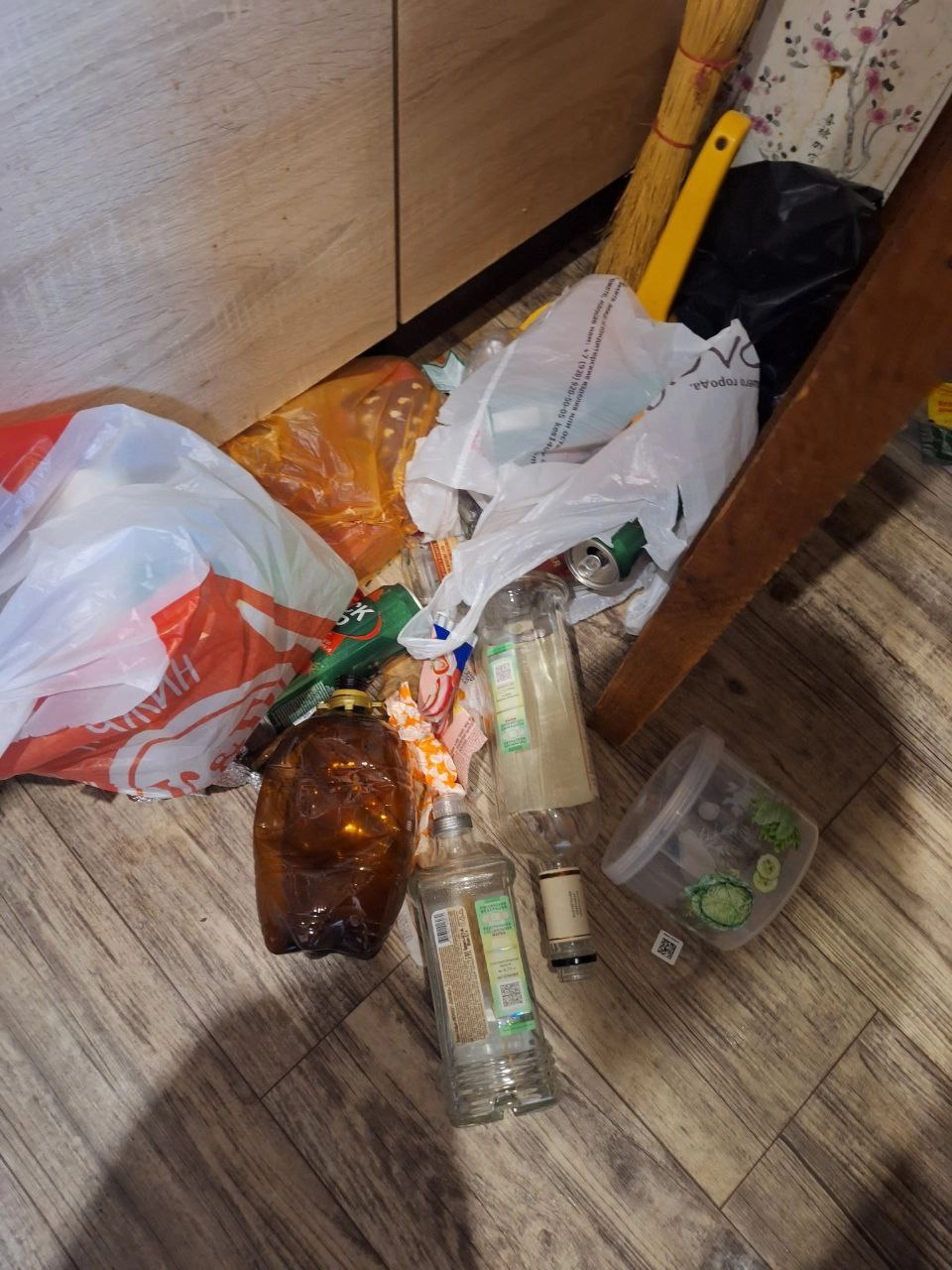 Родители долго и беспробудно пили. 