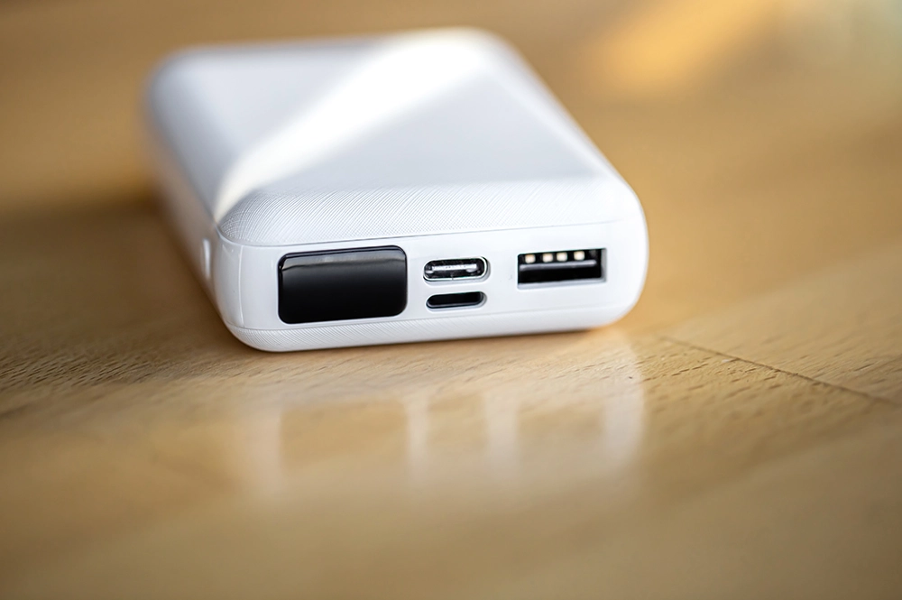 Пауэрбанки кажутся безобидными, но на борту к ним относятся почти так же строго, как к огню.