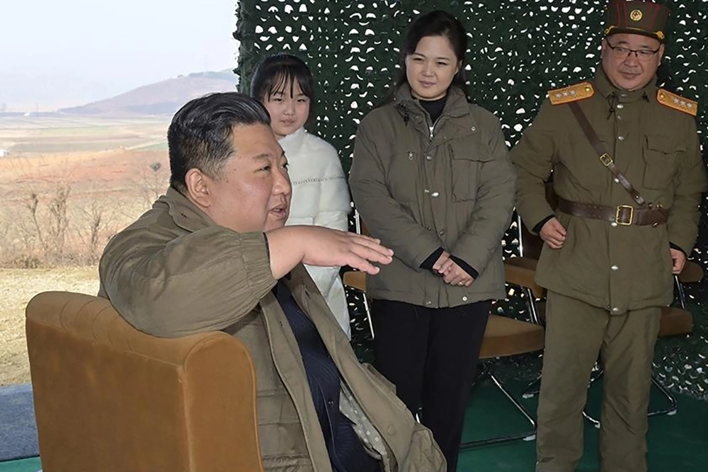 Ким Чен Ын с женой и дочерью.