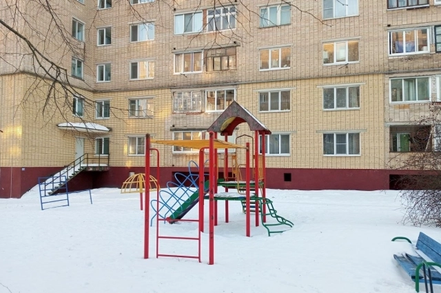 Этот двор считали тихим и безопасным: новая площадка, детский сад напротив, видеонаблюдение. 