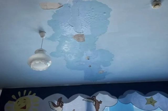 Кирпичи разрушились от воды с крыши.