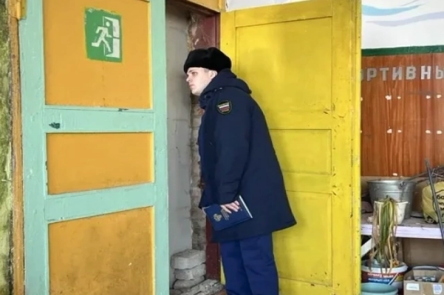 Прокурор осматривает помещения школы.