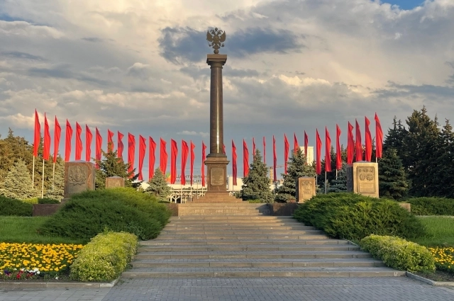 За этой стелой расположена Аллея городов воинской славы.