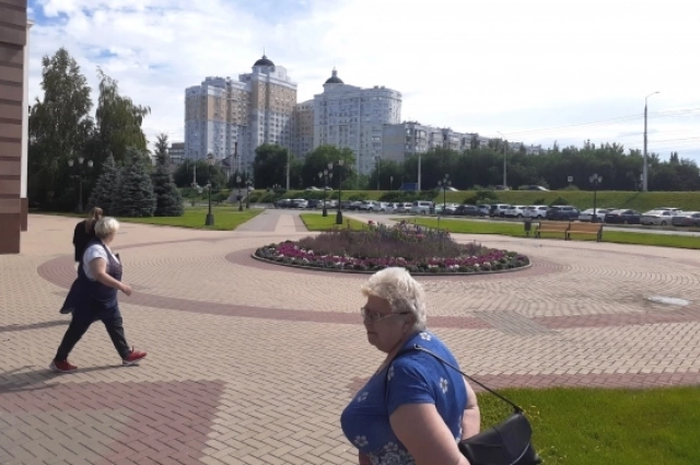 У основного корпуса университета мы наблюдаем классический (регулярный) стиль ландшафтного дизайна. 