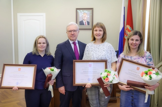Женщины, задержавшие Полину Дворкину и экс-губернатор края Александр Усс.
