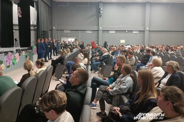 Жители повреждённого дома в пункте временного размещения в школе «Синтез».