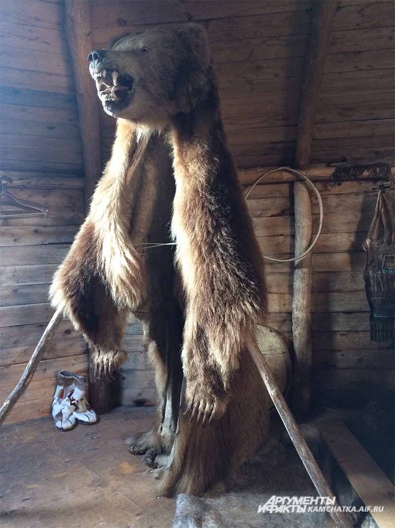 В этнической деревне можно сфотографироваться с медведем и примерить национальный костюм.