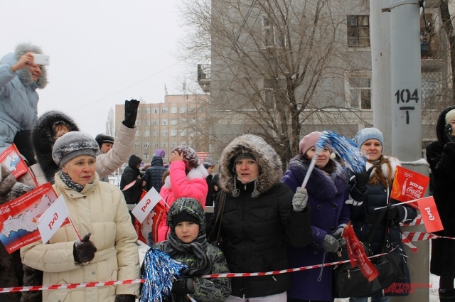 Олимпийский огонь встречали радостные оренбуржцы