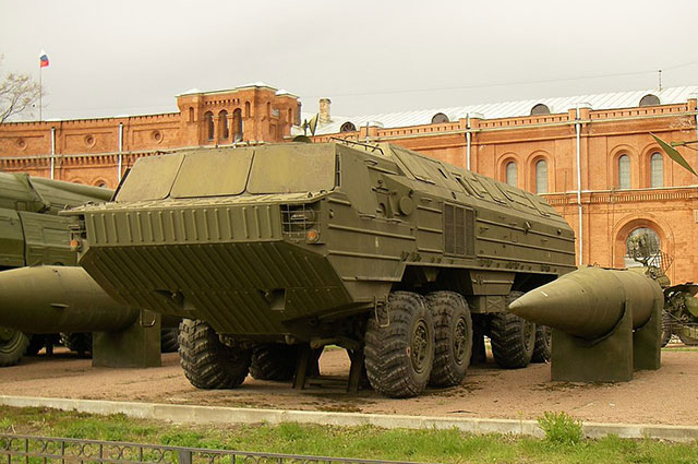 Пусковая установка 9П71 и ракета 9М714 оперативно-тактического ракетного комплекса 9К714 «Ока» в Артиллерийском музее Санкт-Петербурга.