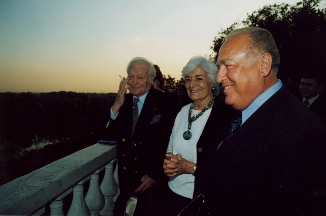 Морис Дрюон и Виктор Черномырдин на набережной в Оренбурге.