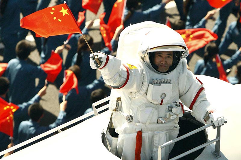 Тайконавт Чжай Чжиган провел в открытом космосе около 20 минут