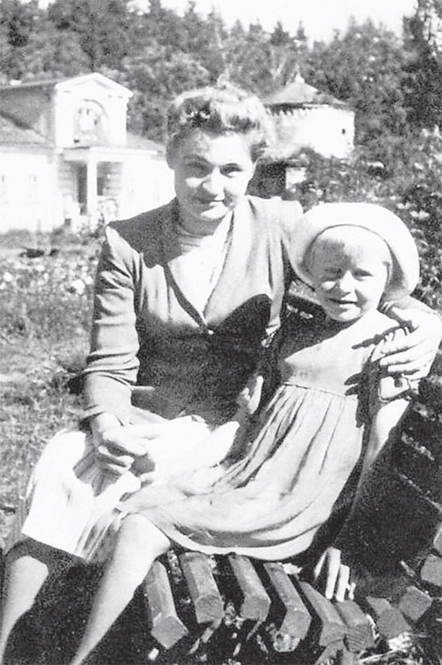 Ангелина Вовк в детстве в родном Внукове с мамой Марией Кузьминичной, работавшей бухгалтером в аэропорту.