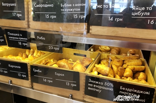 Цены на продукты. Интересно, что по украинским законам на ценнике должна быть обязательно указана страна происхождения товара.