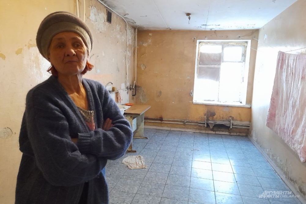 Ирина Пономарева никогда не снимает шапку, потому что в доме без торцевой стены холодно.