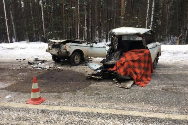 На Урале водитель легковушки погиб, врезавшись в припаркованный КАМАЗ