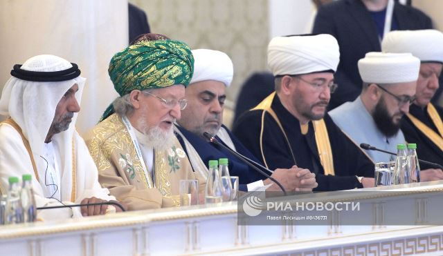 Верховный муфтий, председатель центрального духовного управления мусульман России Талгат Таджуддин (второй слева)  также участвовал в заседании Группы стратегического видения 