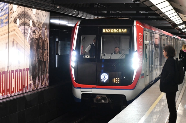 Поезд «Москва-2019» на параде поездов в День города Москвы на станции метро «Сокольники» Большой кольцевой линии.