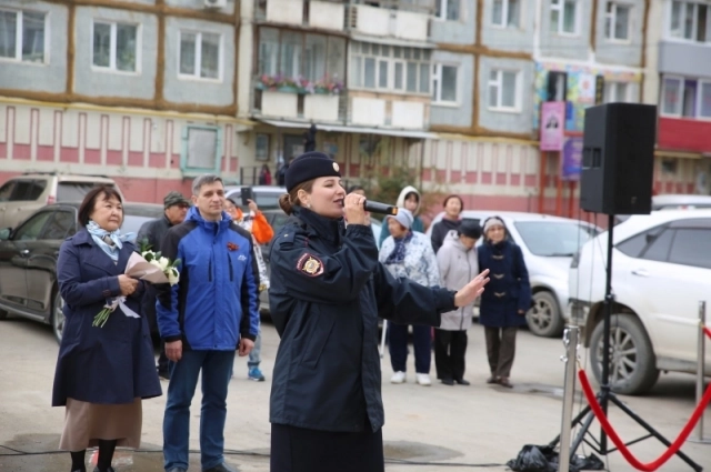 На день рождения Семёна Котовского под окнами его дома устроили праздничный концерт.