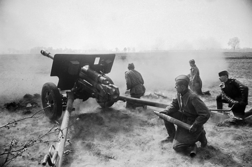 Великая Отечественная война 1941-1945 гг. Берлинская наступательная операция. Бои за Берлин. Орудийный расчет 76-мм дивизионной пушки ЗиС-3 гвардии сержанта-орденоносца Н.П. Нефедова ведет огонь на подступах к Берлину. 1-й Белорусский фронт.