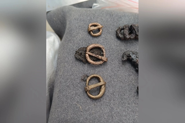 Бронзовые пряжки — могли использоваться и в одежде, и в конском снаряжении.