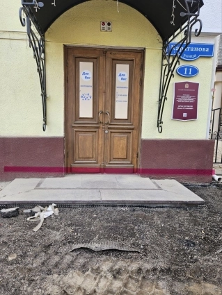 Красная линия - это уровень укладки будущей брусчатки.