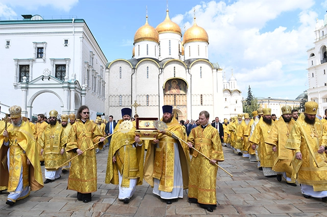 Священнослужители с ковчегом с мощами равноапостольного князя Владимира на Соборной площади Московского Кремля