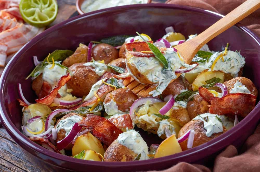 Салат с печёным картофелем и соусом из розмарина.