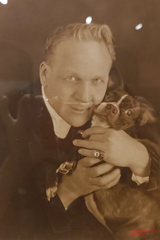 Федор Шаляпин со своей собакой.