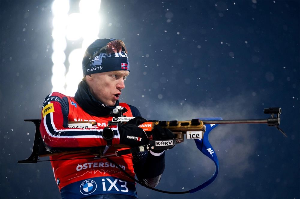 Сиверт Гутторм Баккен во&nbsp;время пристрелки перед мужской гонкой преследования на&nbsp;12,5&nbsp;км во&nbsp;время Кубка мира IBU 7&nbsp;декабря 2025&nbsp;г.&nbsp;в&nbsp;Стерсунде.
