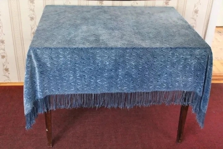 Ю.Гагарин подарил скатерть маме на юбилей.