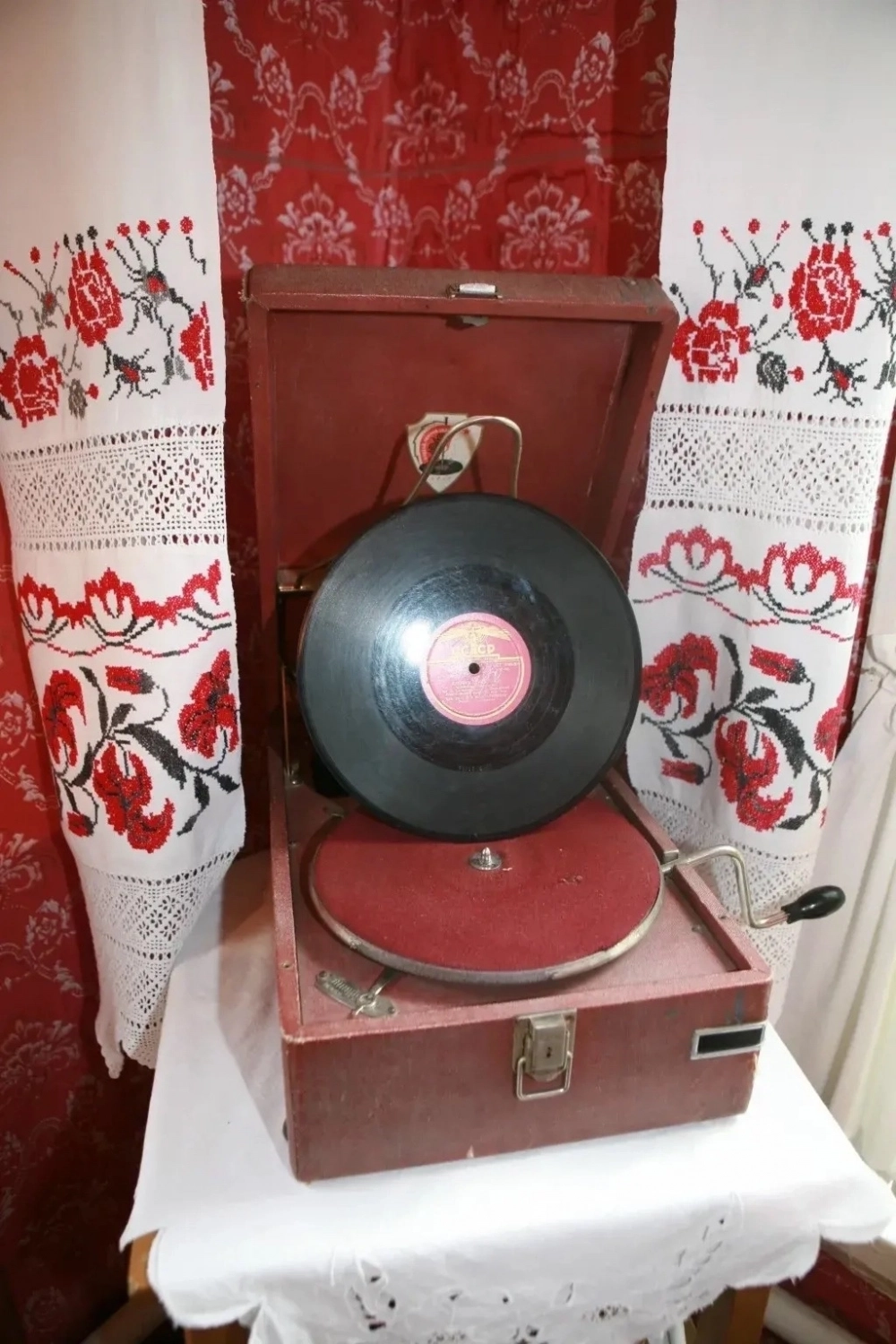 Вскоре после того, как Гагарины перебралась в Гжатск, у них появился патефон.