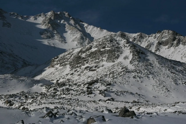 От базового лагеря у слияния Белого Иркута и Мугувека до вершины и обратно — 12 часов чистого хода в идеальных условиях.