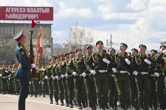 Перед зрителями прошли 25 пеших парадных расчётов
