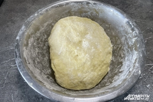 Тесто должно быть мягким, но не липнуть к рукам.