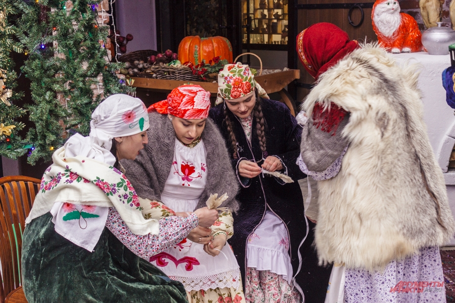 Хозяйка приглашает в дом соседей, знакомых. Они ощипывают заколотых гусей. 