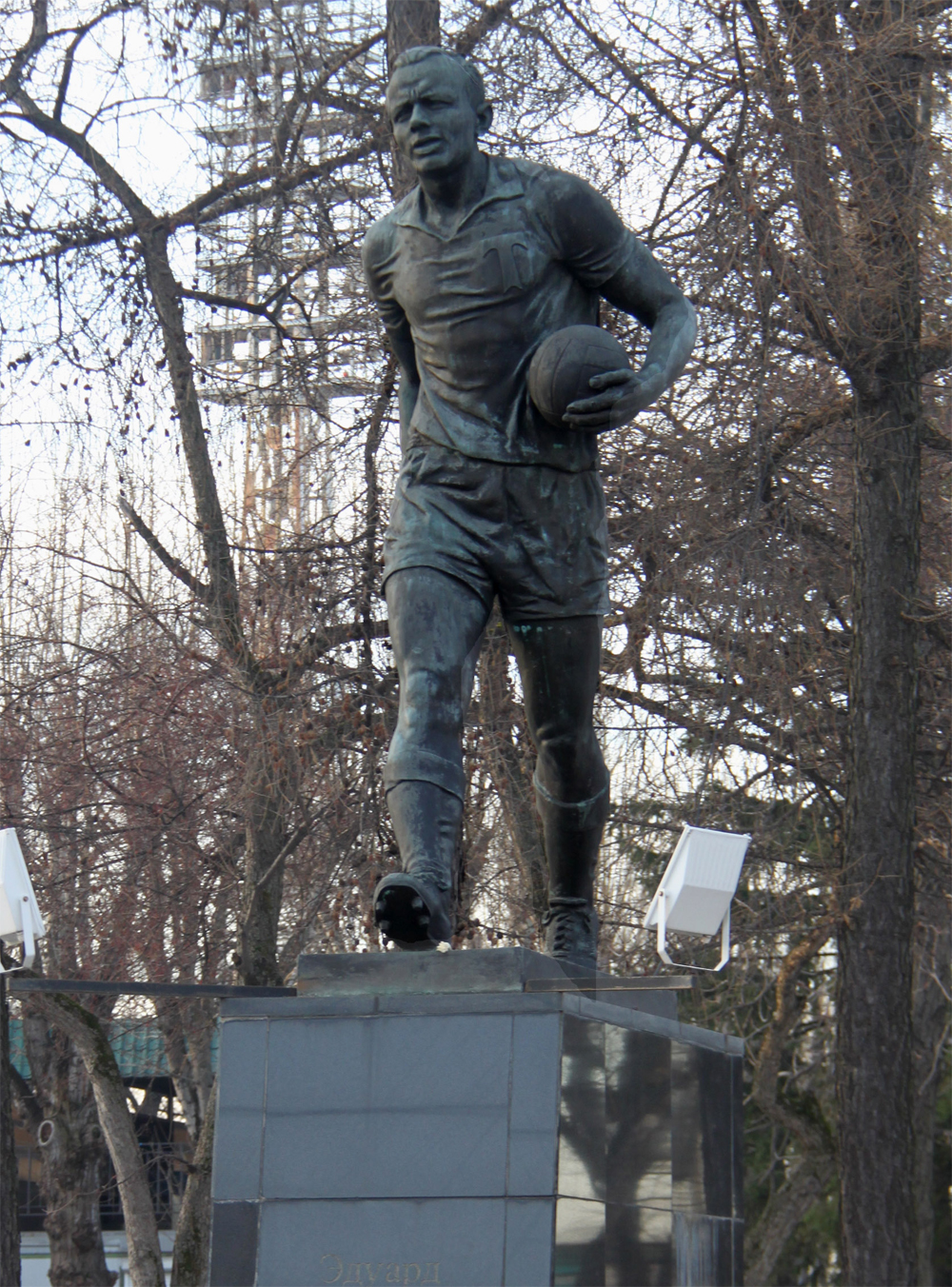 Памятник Эдуарду Стрельцову у входа на стадион «Торпедо».